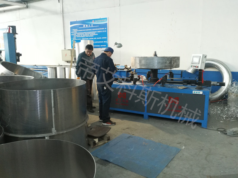 筒體自動(dòng)翻邊機(jī)